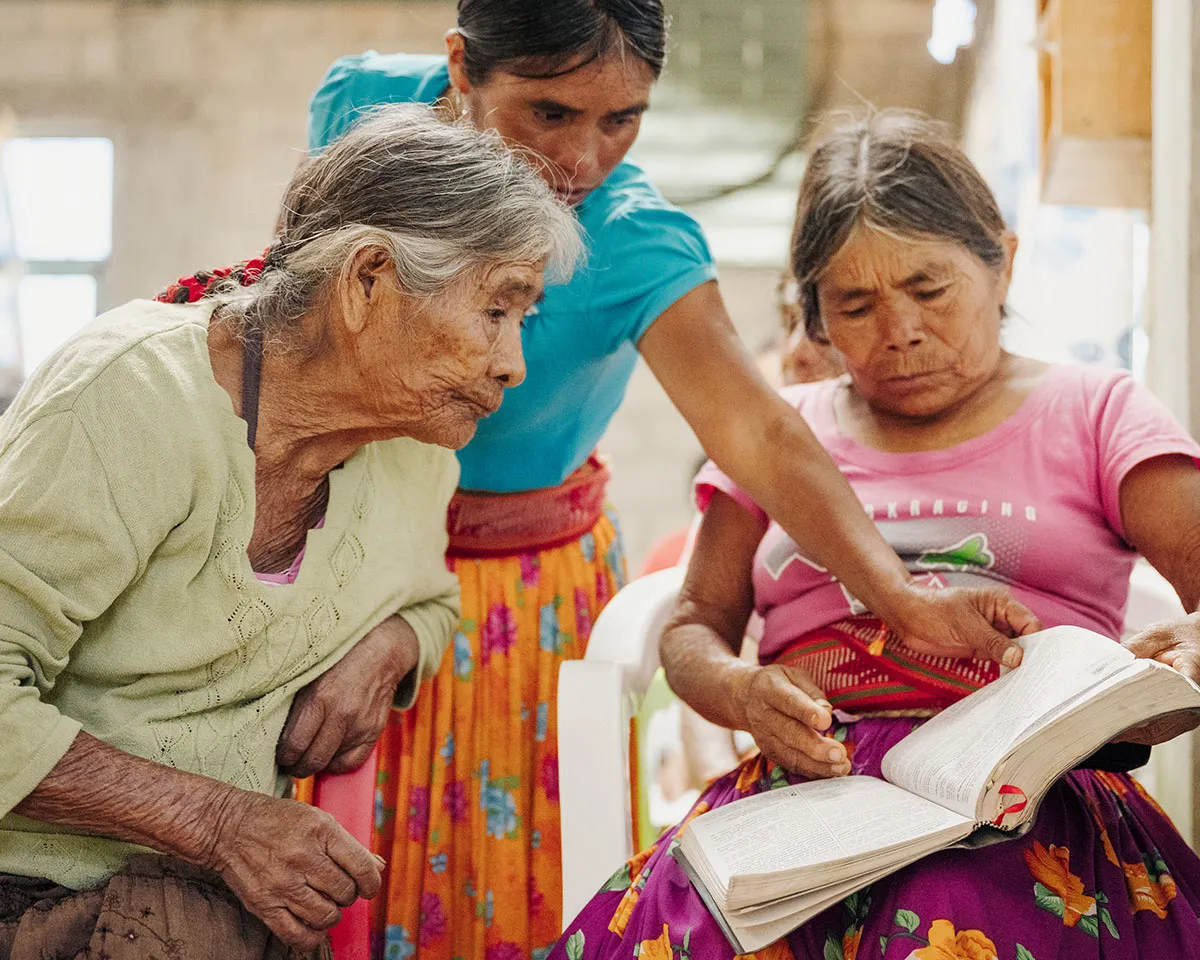 Mujeres indígenas leyendo la Biblia en México.