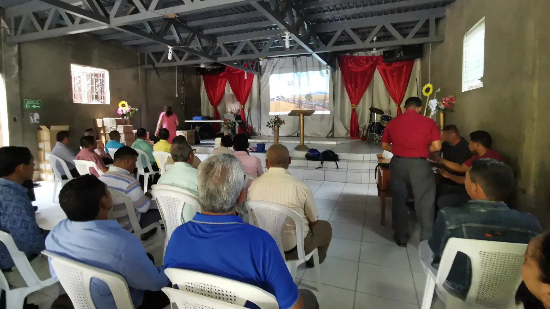 Congregación reunida en una iglesia en Nicaragua.